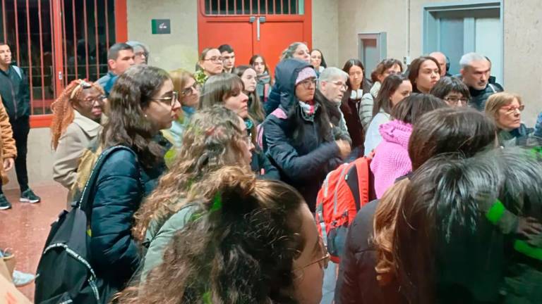 $!Viajeros esperan en la estación de Picamoixons. Foto: DT