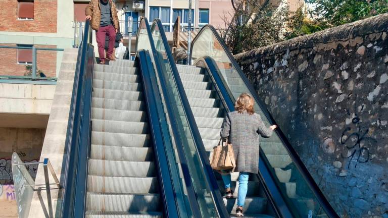 Dos personas esta semana en un tramo averiado de las escaleras mecánicas de la calle Vapor. foto: alexandre nadal