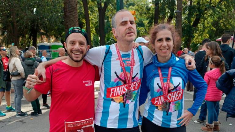 Dani Jiménez, Jordi Bascuñana y Marga, su pareja, tras acabar la prueba de Málaga. Foto: cedida