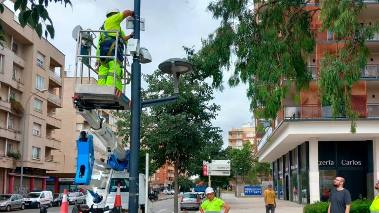 Operarios, instalando esta semana, en Reus, sensores para medir la calidad del aire y ruido en el marco de la futura ZBE. FOTO: Ayuntamiento de Reus