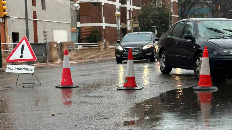 Calle cortada por riesgos de inundaciones en Vilafortuny (Cambrils). Foto: M.C.G.