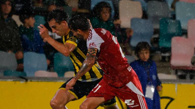 El capitán grana Joan Oriol trata de frenar a un futbolista del Barakaldo. Foto: Barakaldo CF