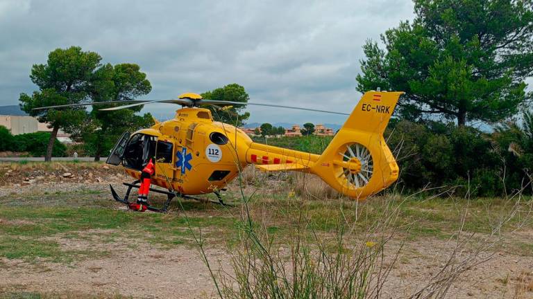 $!El helicóptero medicalizado ha aterrizado en Miami Platja este mediodía. Foto: Maria Pitu Kira