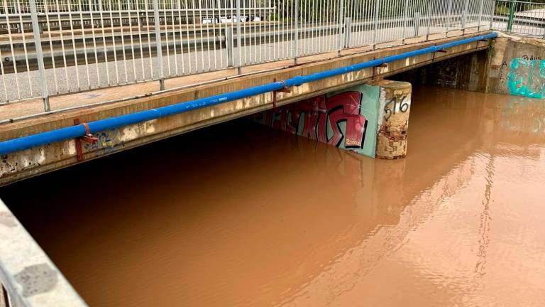 El paso inferior de la urbanización Port Romà de Creixell está al limite de su altura. Foto: cedida