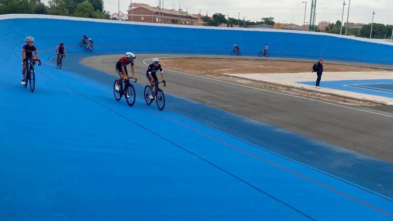 Algunos ciclistas probando la pista del nuevo velódromo de la ciudad. Foto: Kiwop