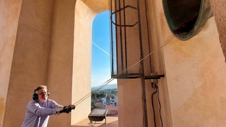 Ramon Vilà, tocant al campanar de l’església del Carme de Valls. Foto: Cedida