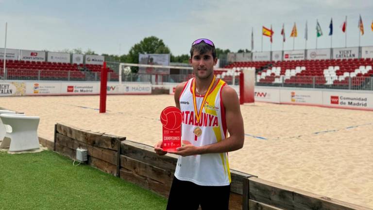 Pablo Gimeno con su trofeo de campeón. FOT: Cediida