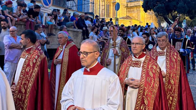 Planellas, Vilà y Soro, durante la procesión. Vilà es el que lleva el báculo –el bastón–. foto: arquebisbat