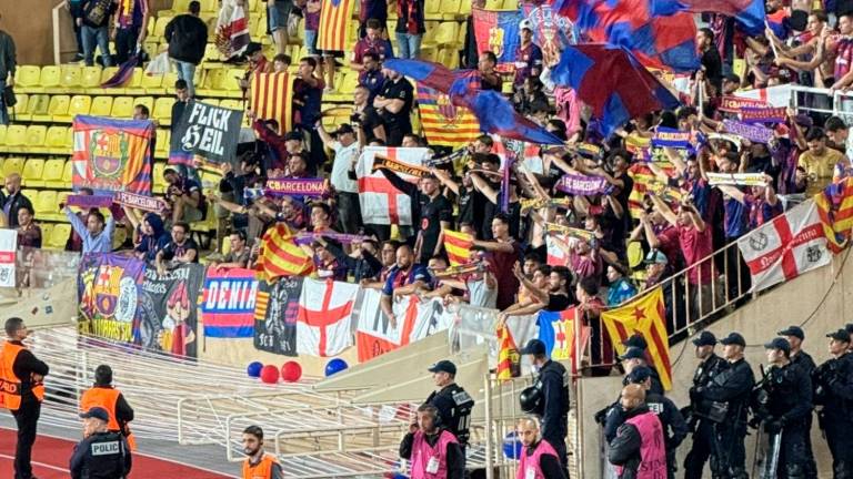 Pancarta que desplegaron dos aficionados del Barça en la grada del Luis II de Mónaco. Foto: Cedida