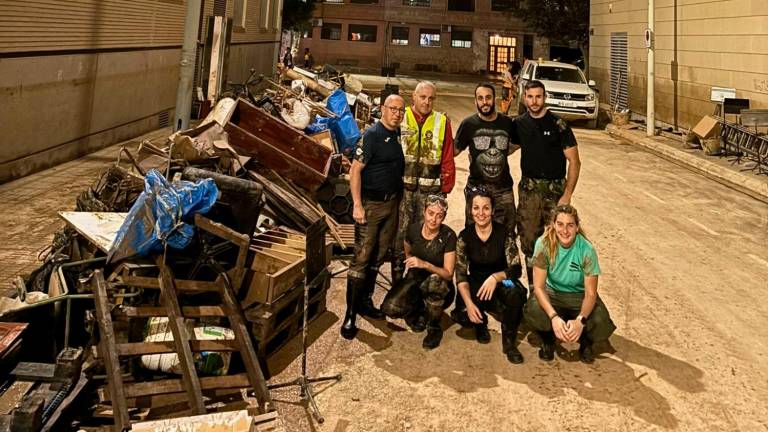 Los siete policias del cuerpo, sobre el terreno. Foto: Cedida