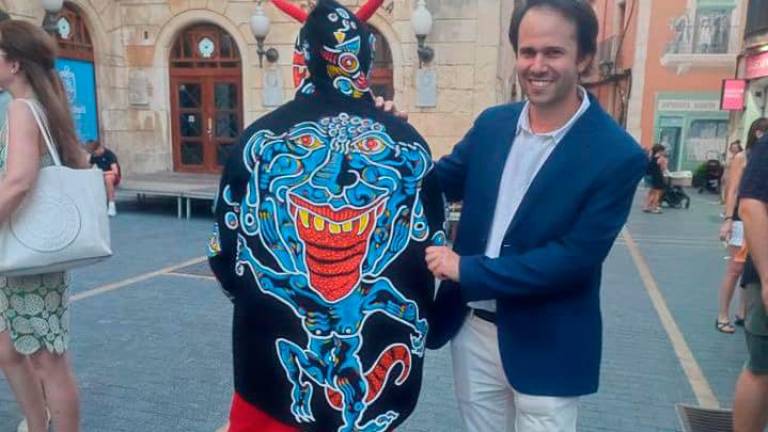 $!El Ball de Diables luce a ilustres de El Vendrell en sus nuevos trajes