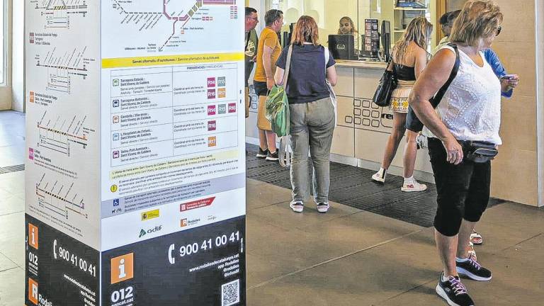 Uno de los totems informativos sobre el corte en la estación de Tarragona. foto: N.R.