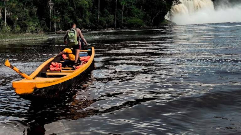 Lago Canaima con el Salto del Hacha. Foto: Felipe Gutiérrez