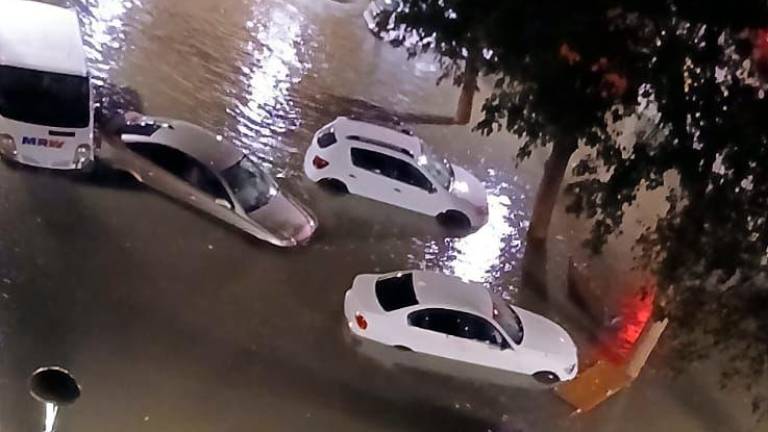 Coches aislados por el agua en El Serrallo. Foto: C.P.