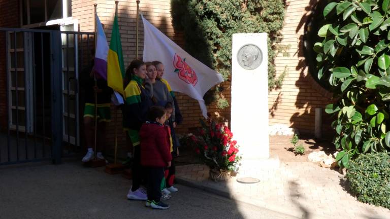 Ofrenda floral frente al monumento al Pare Roig, impulsor de esta carrera tan emblemática.