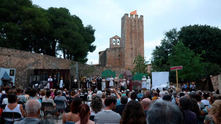 La plaça de darrere del castell de Santa Oliva va ser l’escenari de la representació del ball parlat. Foto: Roser Urgell