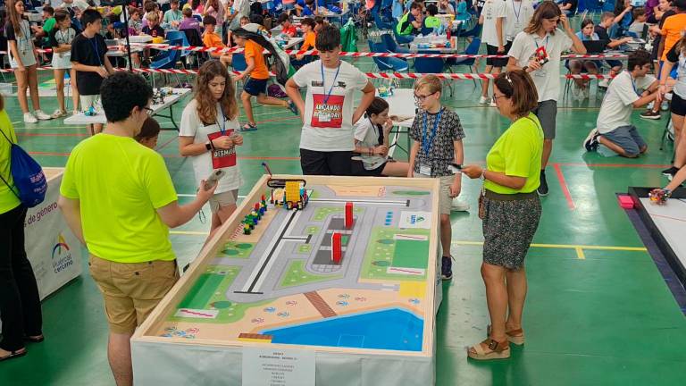 Clara y Martí compitiendo en la final nacional del WRO en Almería. FOTO: Cedida