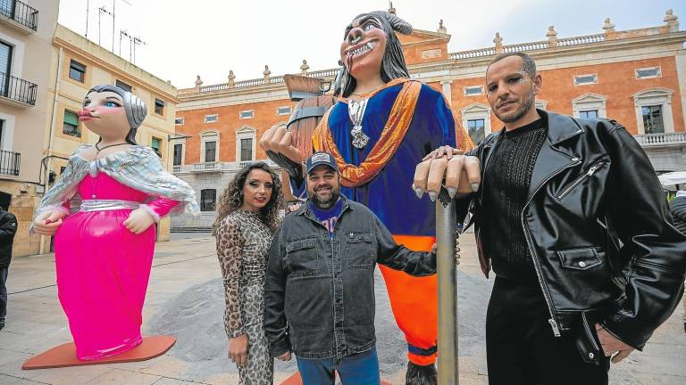 La Concubina, Elia Coca; el artista fallero, Raúl Martínez; y el Rei, Dani Baelo. Al lado, los Ninots, y detrás, la Bota. Foto: Marc Bosch