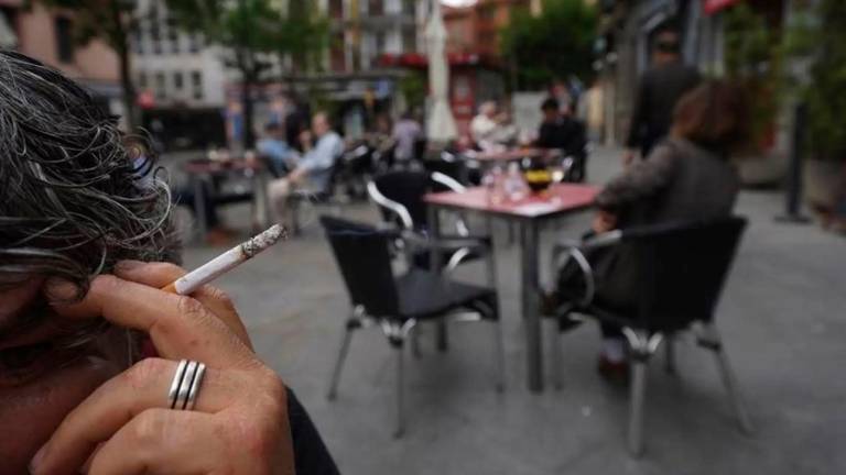 En el 19 % de los hogares españoles hay exposición al tabaquismo pasivo y en el 30 % de las casas, al menos una persona fuma. Foto: EFE