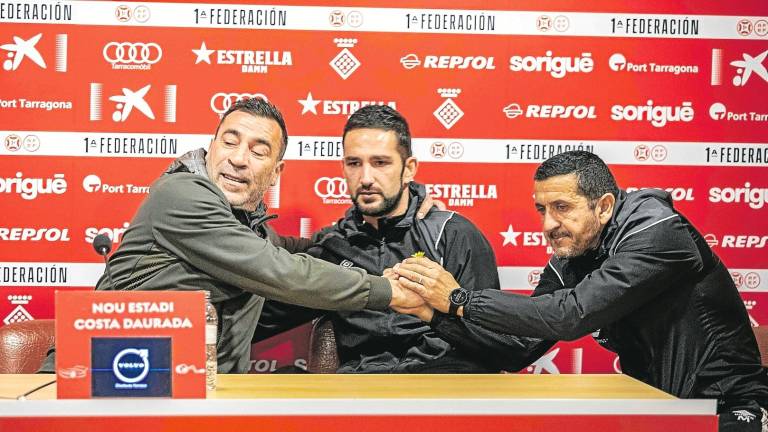 Raül Agné, junto con Dani Vidal y Manuel Oliva, en su despedida como entrenador del Nàstic. FOTO: Pere Ferré