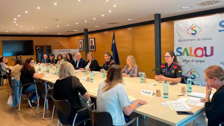 La Taula de Salut Mental se ha constituido y reunido por primera vez este lunes en la Sala Jaume I del Ayuntamiento de Salou. Foto: Aj. Salou