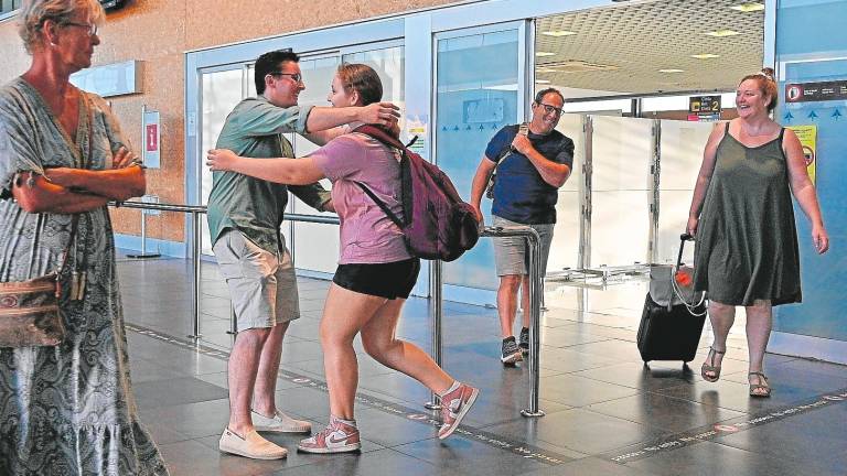 Javier Jiménez recibiendo a su familia, procedente de Mallorca, este martes en la zona de llegadas del Aeropuerto de Reus. Foto: Alfredo González