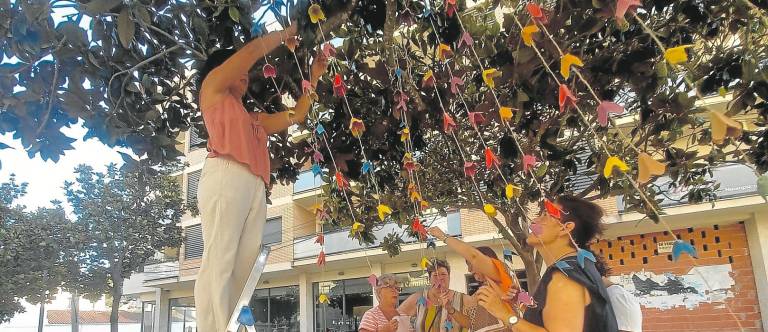 Veïnes de l’avinguda de la Generalitat d’Ulldecona proven com queda part de la decoració que posaran als arbres del carrer. Foto: J. Joaquim Buj