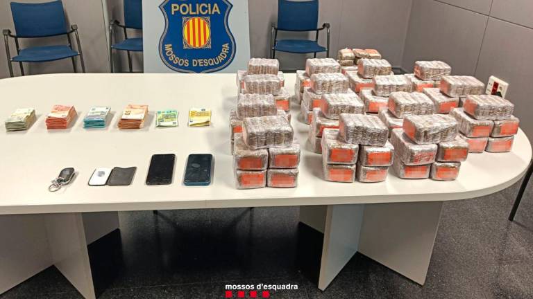 La droga intervenida, junto al dinero encontrado en los dos coches. Foto: Mossos d’Esquadra