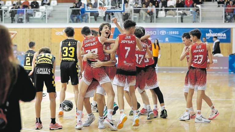 El Baxi Manresa celebra el pase a la fase final de Málaga durante la edición pasada de la primera fase en Tarragona. Foto: Pere Ferré