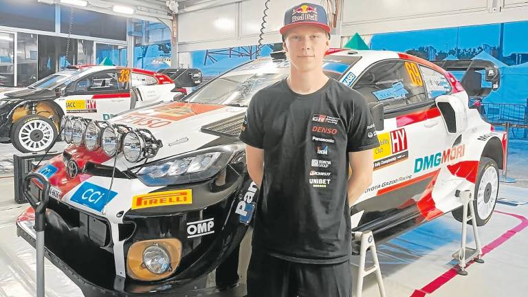 Kalle Rovanperä posa junto al Toyota GR Yaris Rally1 con el que se ha proclamado campeón del mundo de WRC esta temporada. FOTO: Iván Jerez