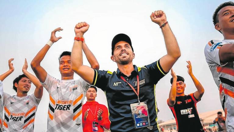 Oriol Mohedano celebrando un triunfo durante su etapa como primer entrenador del Angkor Tiger de Camboya. FOTO: CEDIDA