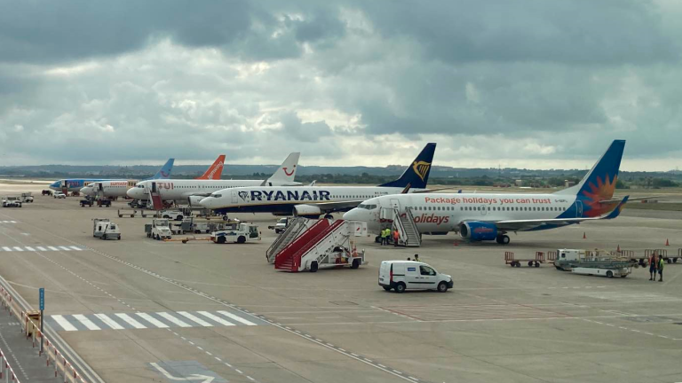 Imagen de los aviones en la pista del Aeropuerto de Reus. Foto: AENA