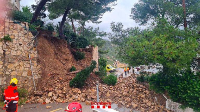 $!Desprendimiento de piedras y tierra en la calle Falconera de Cap Salou. Foto: Bombers