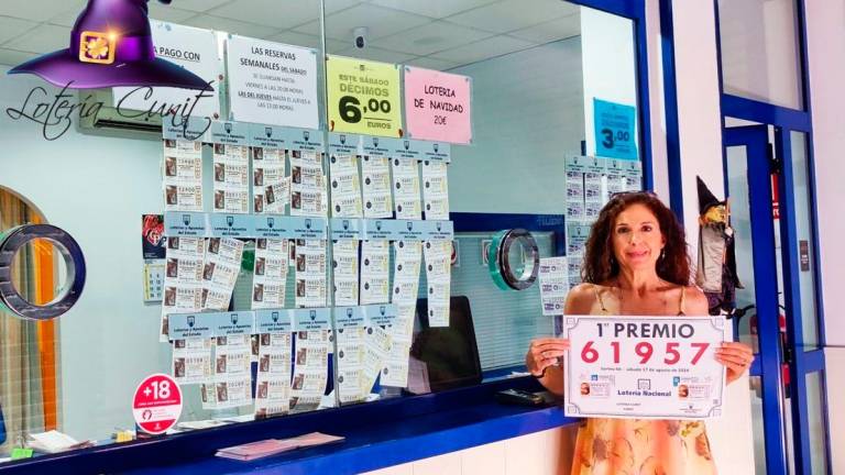 Lourdes Longo muestra, feliz, el premio que ha salido de su administración. Foto: Cedida