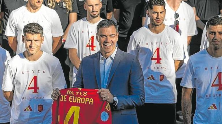 El presidente de España, Pedro Sánchez, con la camiseta que le regaló la selección española en su visita a Moncloa. foto: efe
