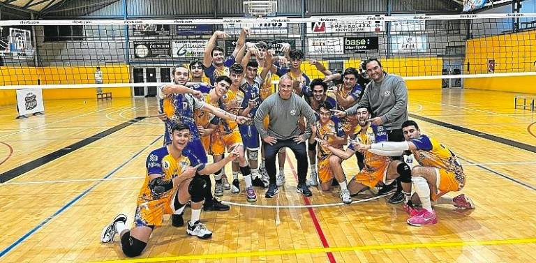 La plantilla del Volei Roquetes durante uno de sus últimos partidos de Superliga 2. Hoy se enfrenta al Textil Santanderina. foto: cedida