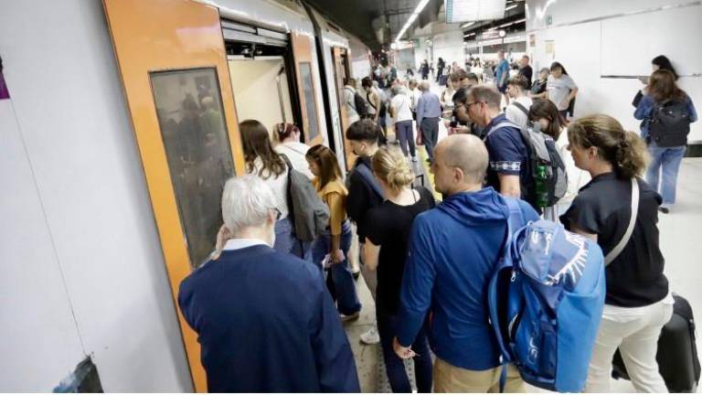 $!El tren con salida en Sants y dirección a Sant Vicenç a las 13.40 horas. FOTO: MARC ARBOS