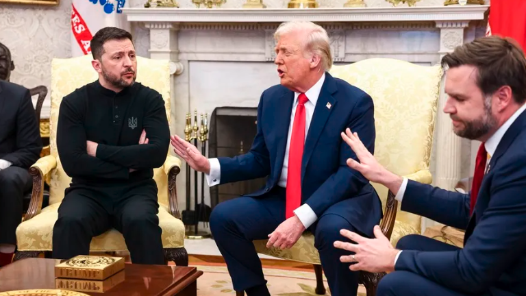 El presidente ucraniano, Volodímir Zelenski (i), conversa con el presidente estadounidense, Donald Trump (c), y el vicepresidente estadounidense, JD Vance (d), en el Despacho Oval de la Casa Blanca en Washington, DC. Foto: EFE