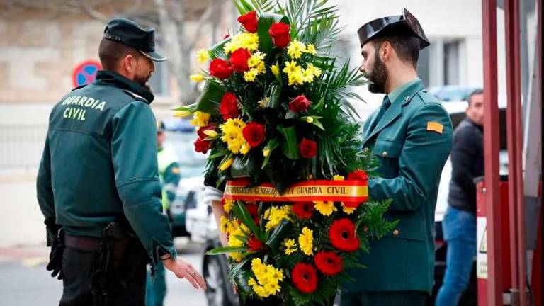 Imagen del funeral de uno de los agentes fallecidos. Foto: EFE