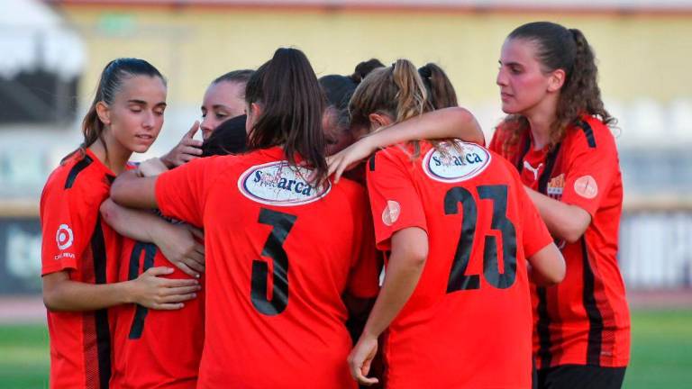 Las jugadoras de la Fundació durante un partido en el Estadi Municipal de Reus. Foto: Xavi Guix