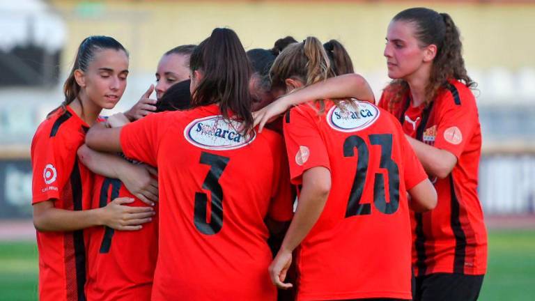 Las jugadoras de la Fundació Futbol Base Reus festejan un tanto esta pretemporada. Foto: Xavi Guix