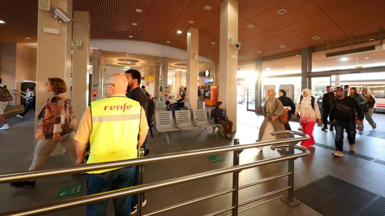 Trabajador de Renfe en la estación de Tarragona. Foto: Àngel Ullate