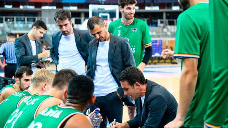 Dani Miret da instrucciones en el banquillo de la Penya. Foto: Joventut Badalona