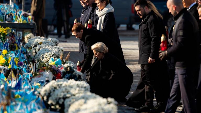 Líderes europeos rinden homenaje a los muertos ucranianos tras tres años de guerra en Kiev. foto: efe