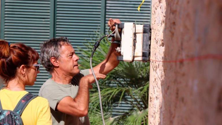 $!El georradar muestra que hay ‘algo’ tras el muro de piedra. FOTO. DANI ARBIOL