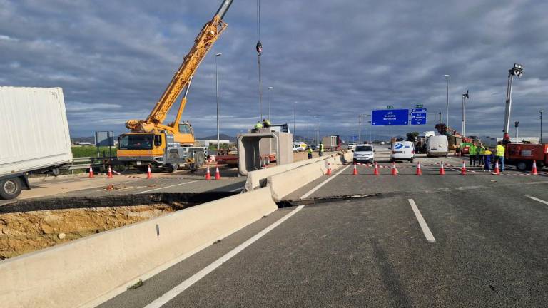 Trabajos de limpieza en la autovía A-7. Foto: EFE