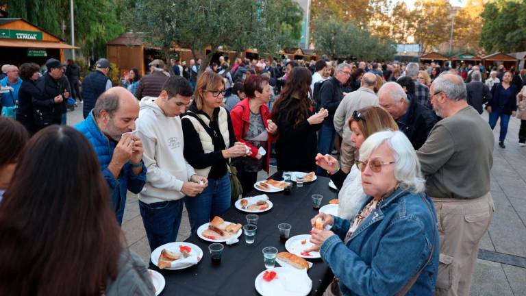 $!L’esmorzar solidari de pa amb oli DOP Siurana i llonganissa ha fet d’efecte crida i ha congregat a una pila de reusencs. Foto: Alba Mariné