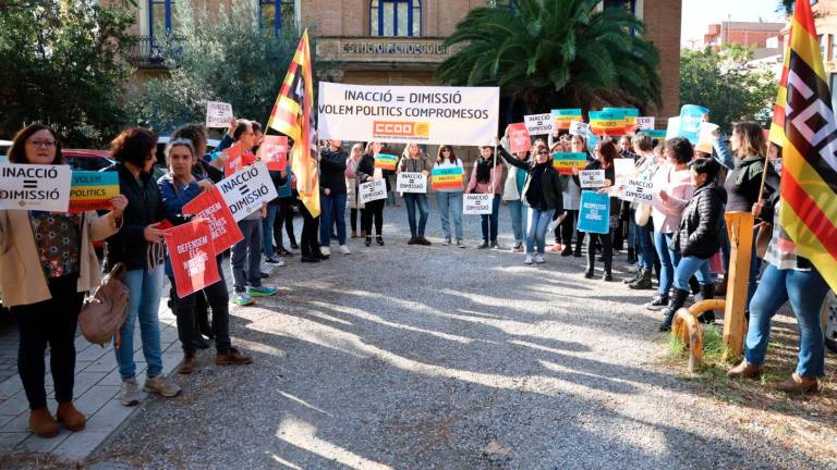 Una cinquantena de treballadors del Consell Comarcal del Baix Camp s’han concentrat aquest migdia davant la seu. Foto: Alba Mariné