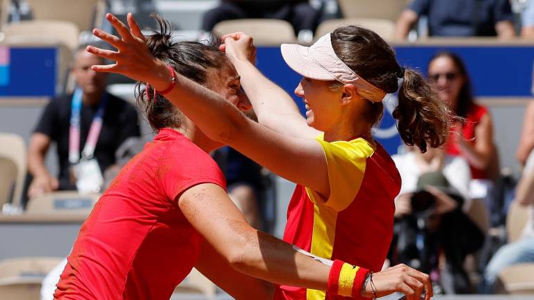 Las españolas Cristina Bucsa (d) y Sara Sorribes (i) celebran tras ganar a las checas Karolina Muchova y Linda Noskova en el partido por la medalla de bronce de dobles femenino de los Juegos Olímpicos París 2024. Foto: EFE