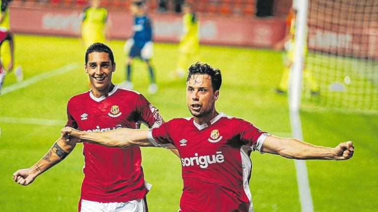 Pedro Martín celebra un gol en el Nou Estadi con Pablo Fernández. Foto: Fabián Acidres